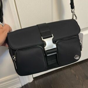 Brand new Lululemon Wunderlust Multi-Pocket Crossbody Bag - Black colour